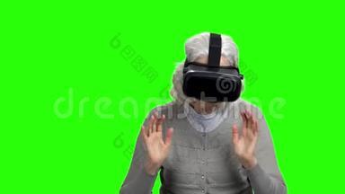 戴虚拟现实护目镜的老年妇女。